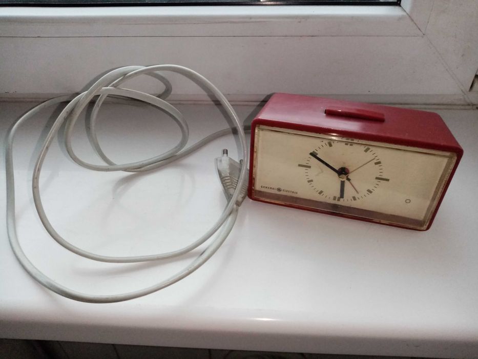 Ceas electric de birou, la priza, perfect funcțional.
