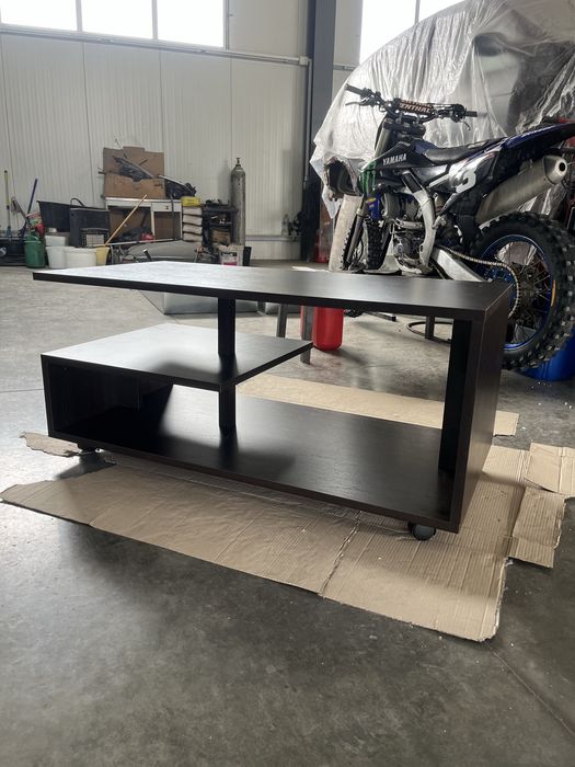 Дървена маса подвижни колелца