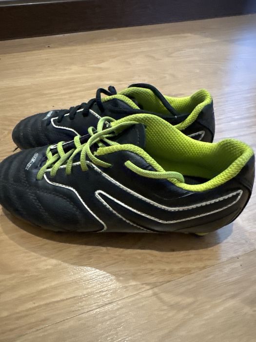 Продам детскую футбольную обувь