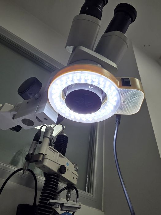 Microscop fino pentru tehnică dentară.