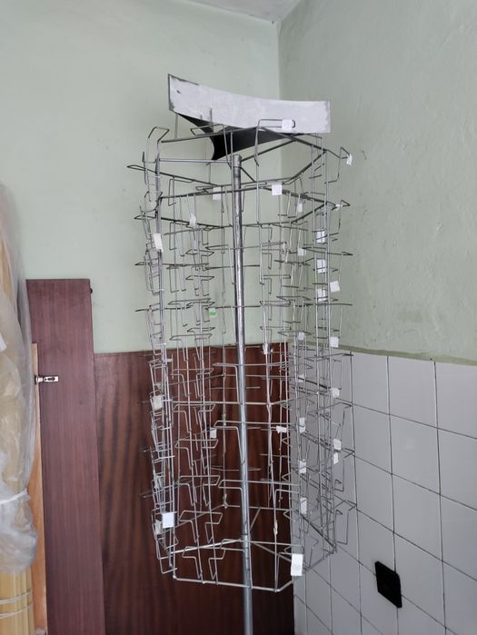 Продавам метален въртящ стелаж за картички вис.160см.шир.50см.
