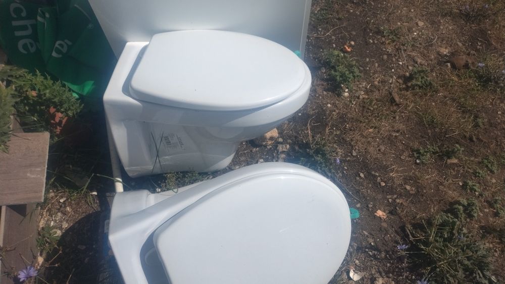 Vând 2 wc suspendate Cersanit