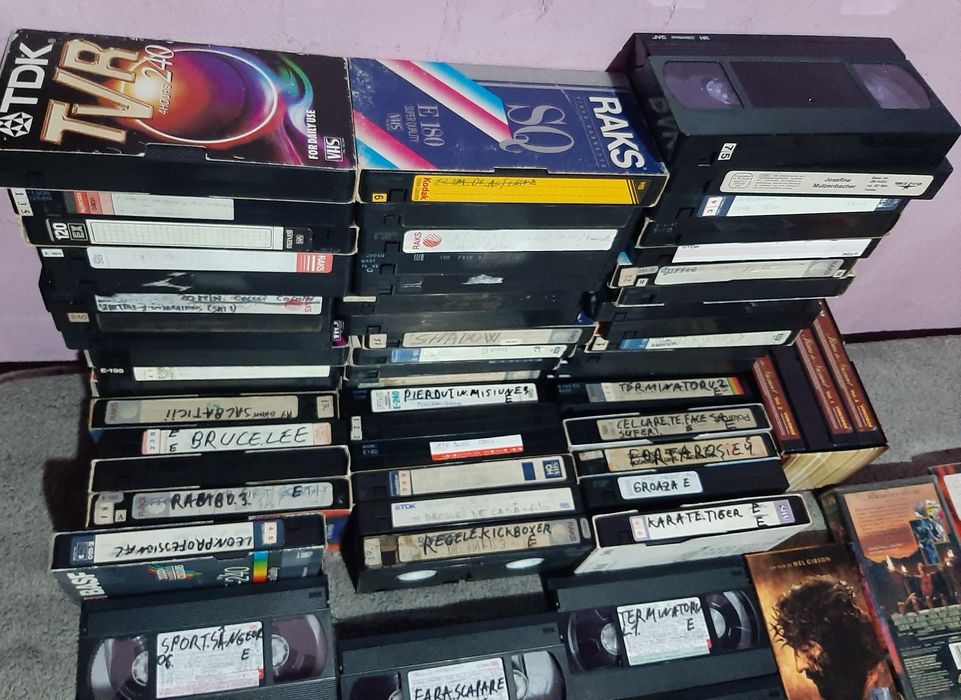 Vând casete video filme vechi traduse vocal în stare bună