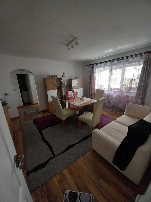 Închiriez apartament