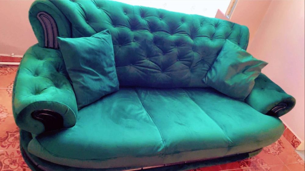 De vănzare canapea extensibilă ca nouă.