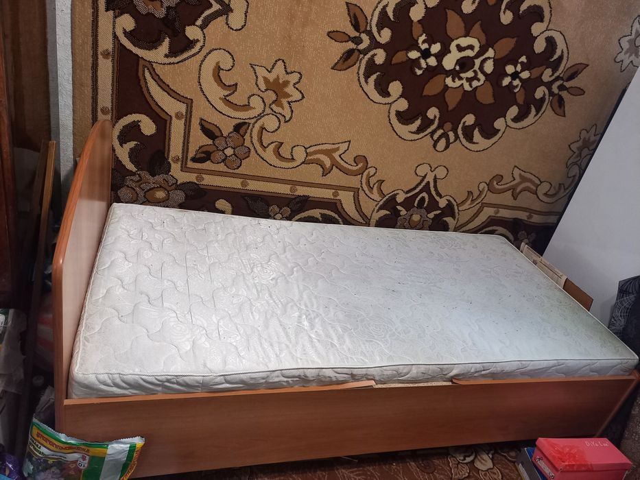 Кровать деревянная