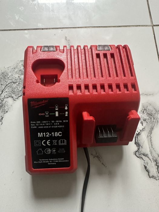 Vand încarcator milwakee pret 200