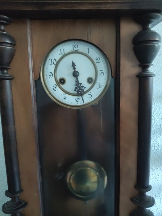 Стенен часовник работи перфектно