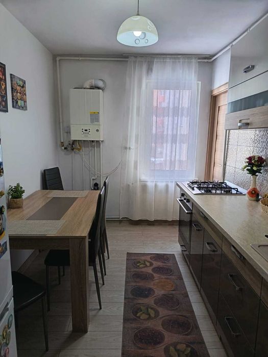 Vând apartament cu trei camere,zona Tudor