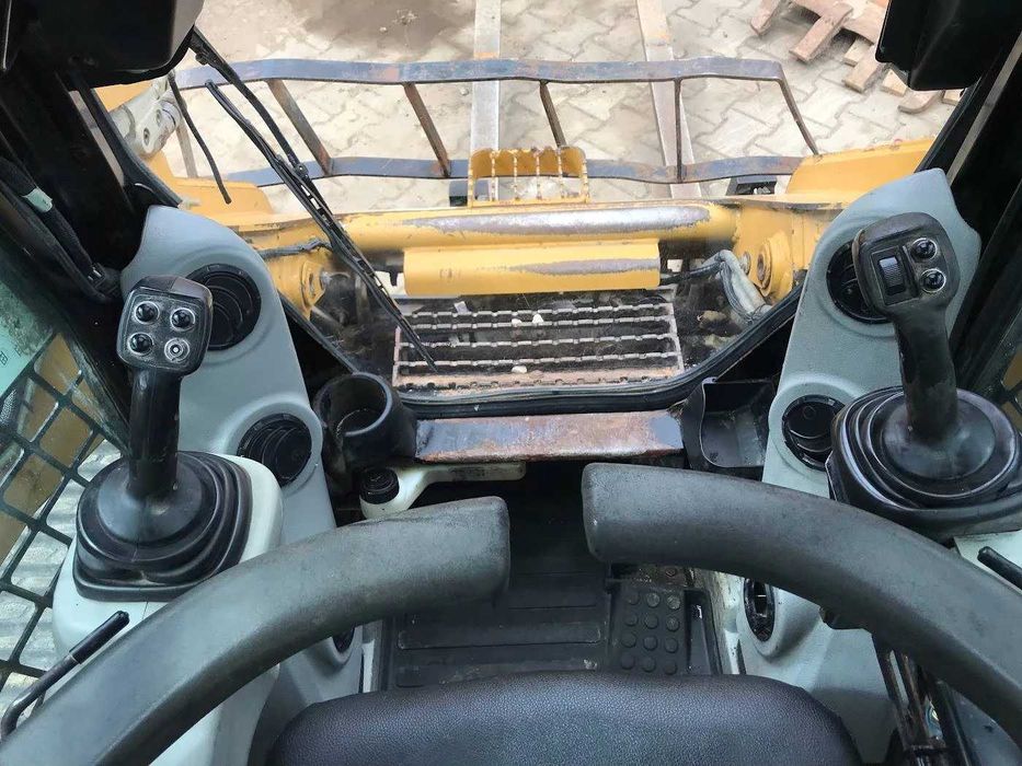 Мини челни товарачи Cat 277C 4200кг.