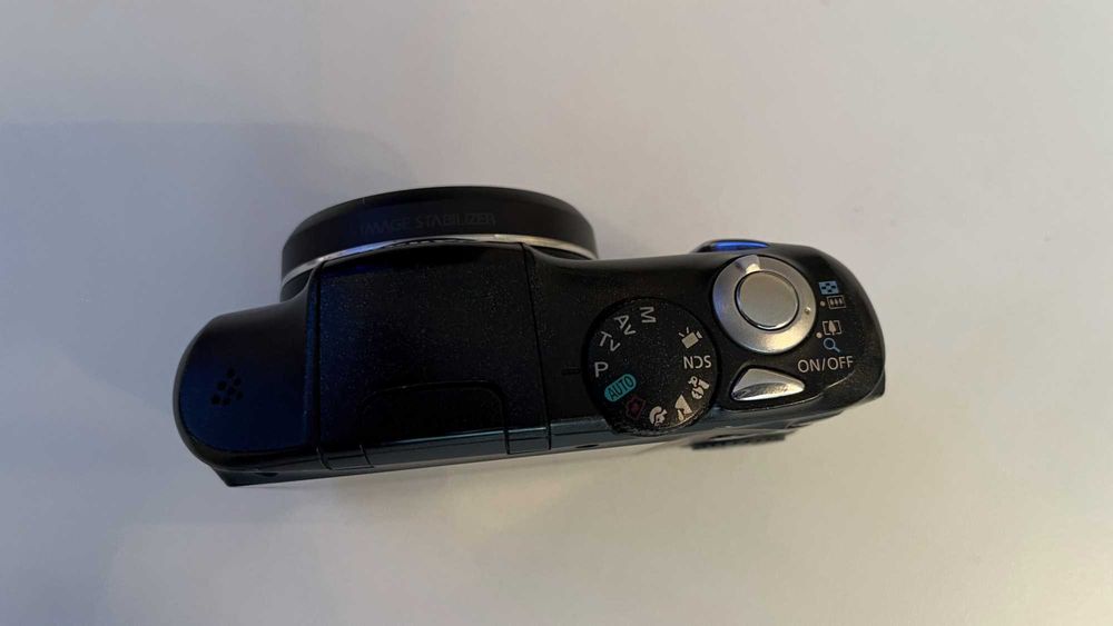 Фотоапарат Canon PowerShot SX130 IS + мемори карти и зарядни с батерии