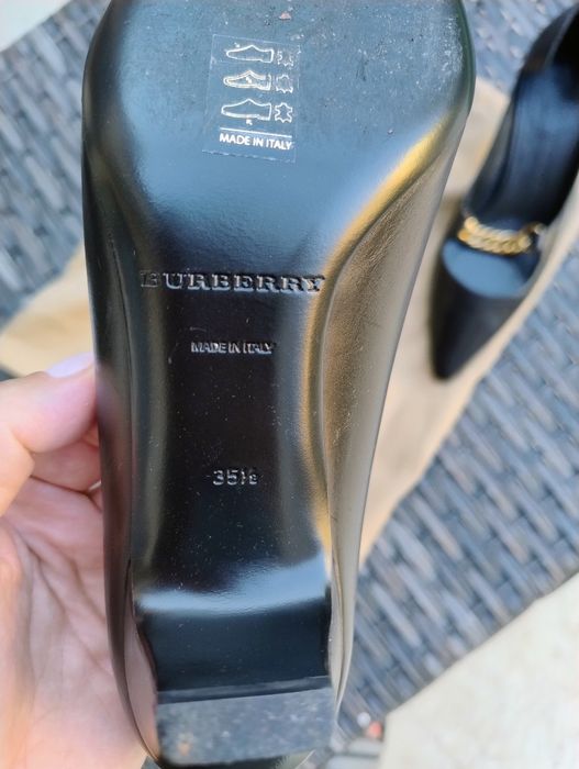 Vând pantofi burberry