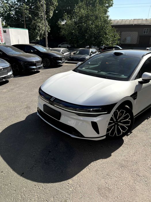 Zeekr 007 GT white