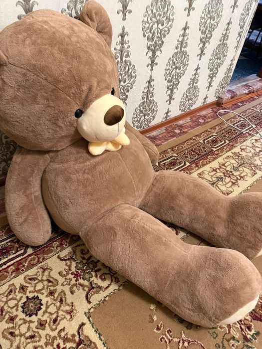 Большой плюшевый медведь