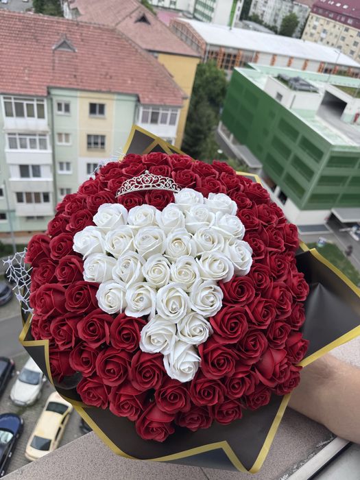 Vand aranjamente cu trandafiri din sapun