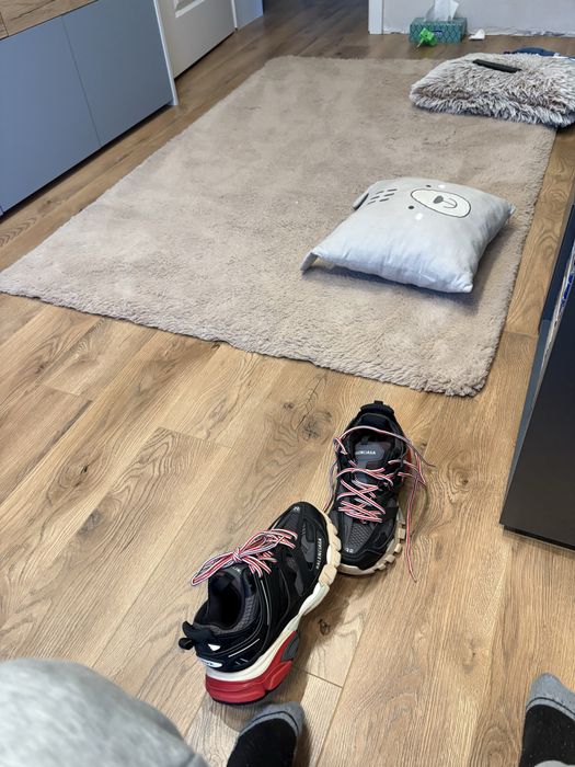 Balenciaga track, cu cutia originala si sireturi in plus.