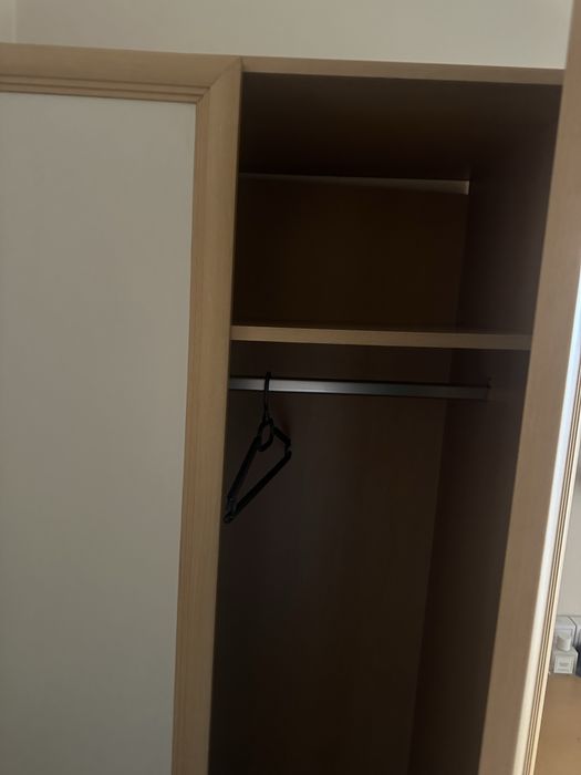 Гардероб с огледало - Идеален е! Само с счупена долна дъска