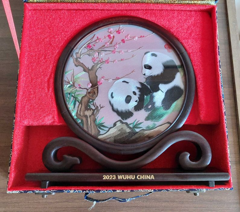 Настольное шёлковое панно Панды. Картина настольная. Вышивка Сучжоу