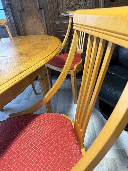 Vând masa ovala cu 6 scaune.