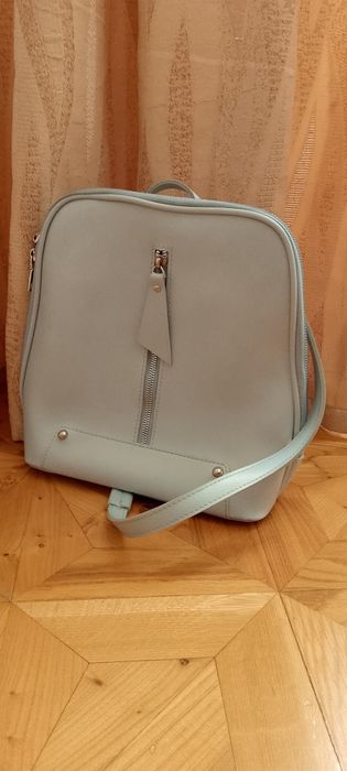 Кожаный голубой рюкзак.