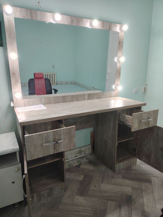 Kasmetika oyna. Mebil maxsus taxlatilgan yaxwi materaldan.