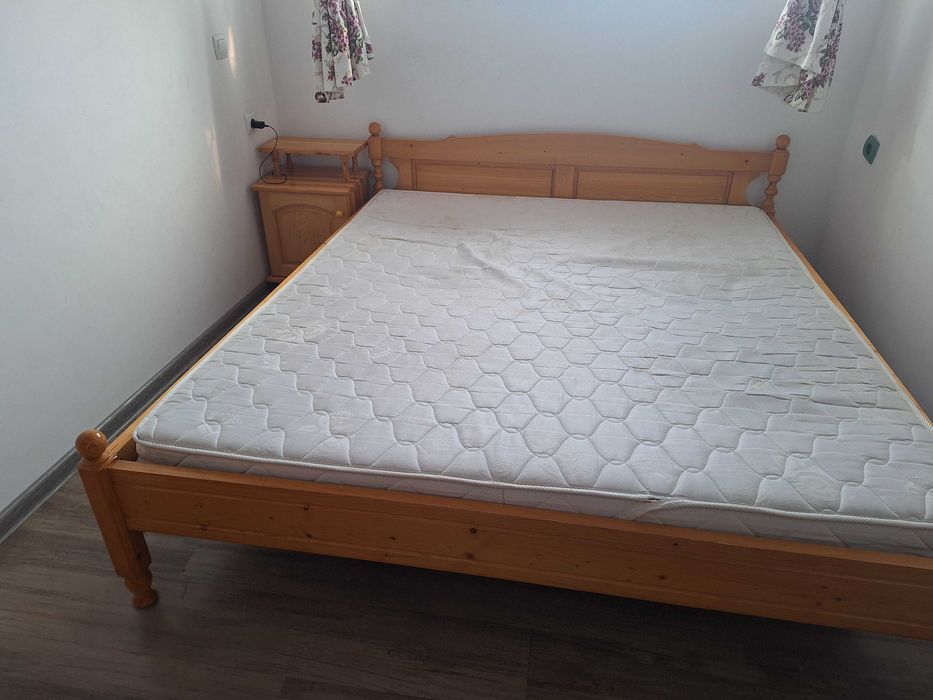 Дървена спалня+2 нощни шкафчета и скрин