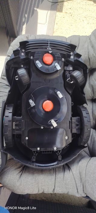 Robot tuns gazonul