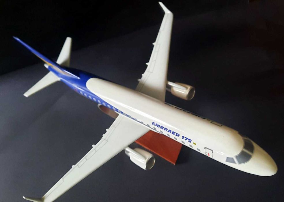 Machetă de avion de colectie Embraer 175 1:72, răsină turnată