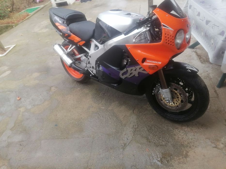 Хонда ЦБР 893 на части почти всичко налично.