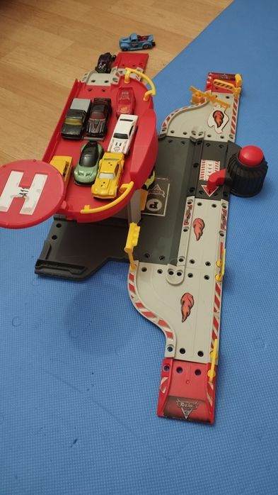 Продам машинки маленькие и средние