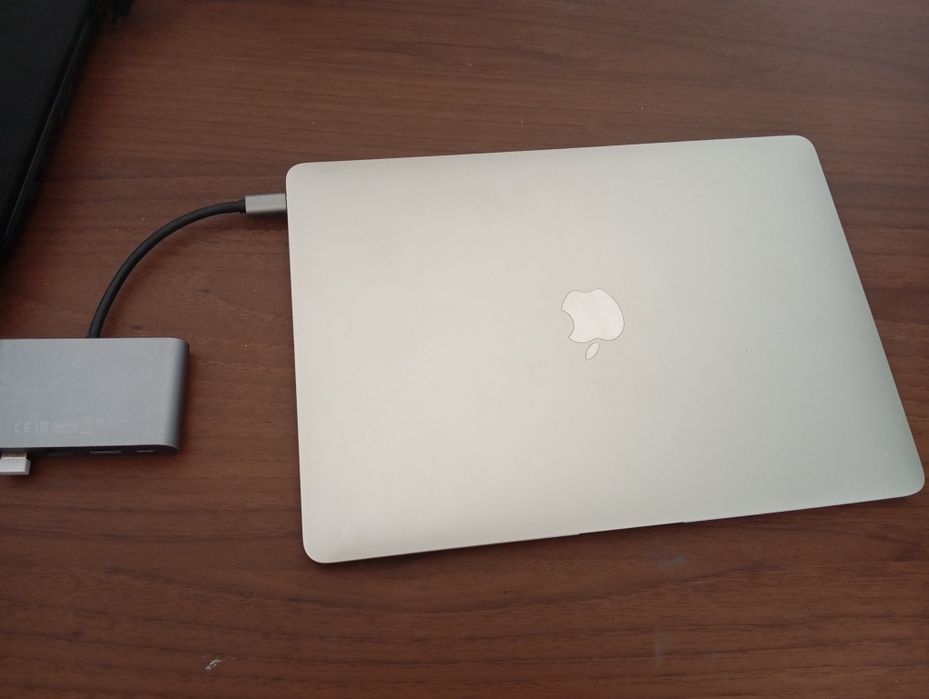 MacBook Air 13 .