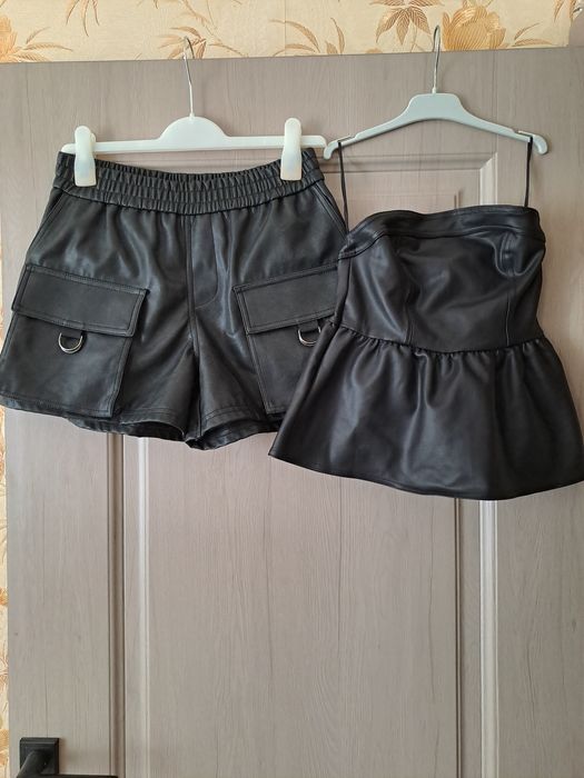 Pantaloni scurți si top