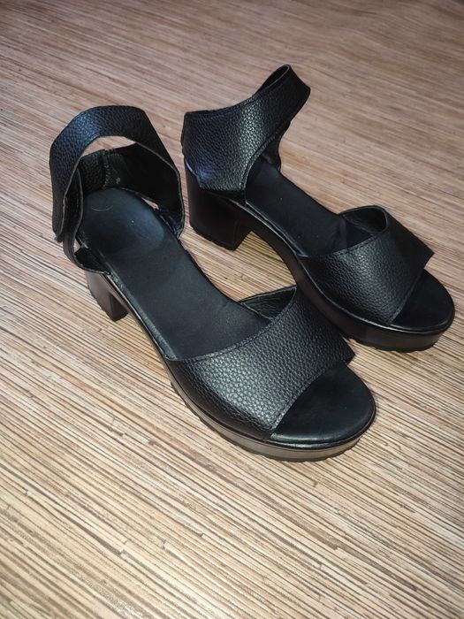 Продам босоножки 40 размер