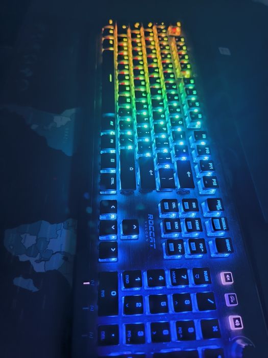 ROCCAT Vulcan PRO Геймърска механична клавиатура с Titan Red Linear sw