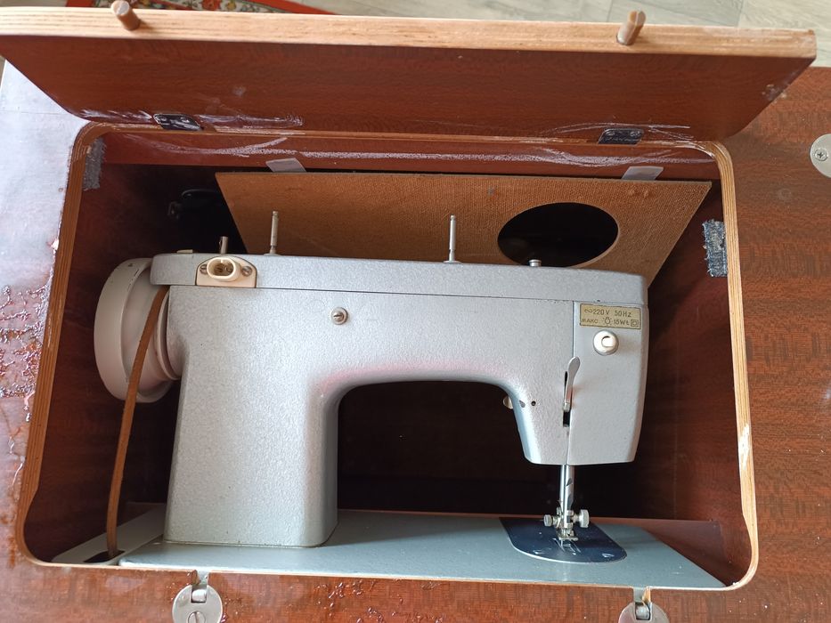 Швейная машина Чайка 142м