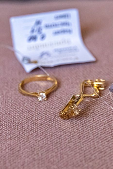 Золотые серьги с кольцом с бриллиантом
