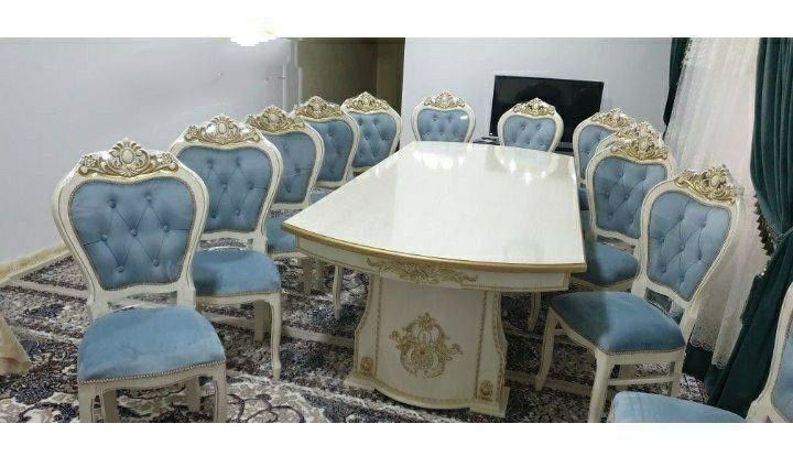 Zal uchun stol stullar ishlatilmagan yengidey turipti