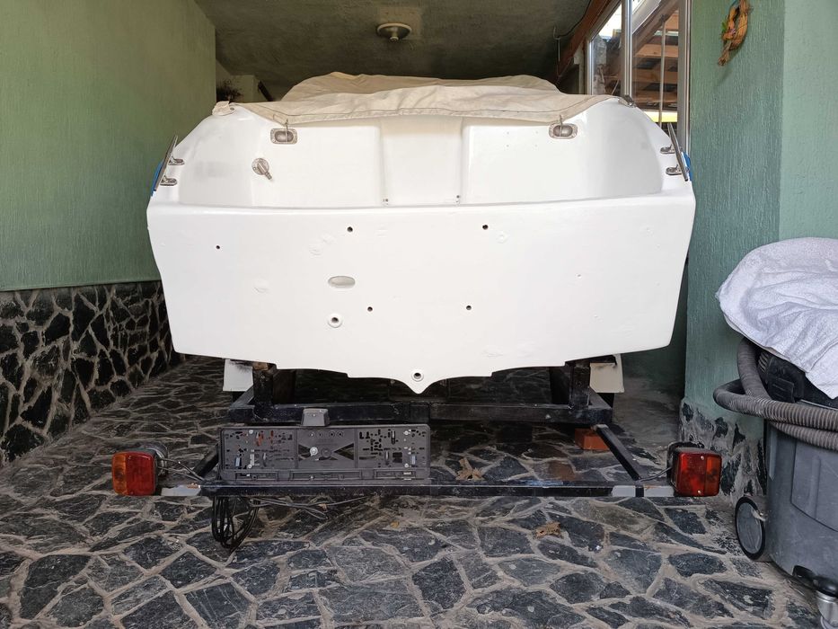 Лодка ELAN Gliser GT402 с колесар