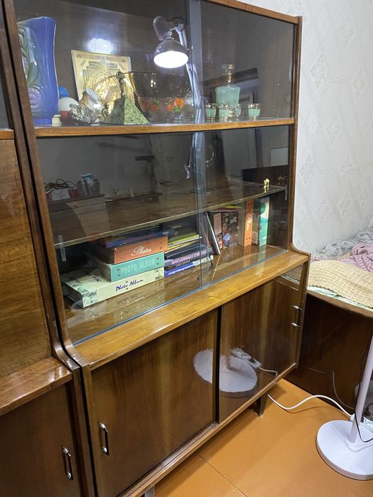 Книжный шкаф и сервант, стенка