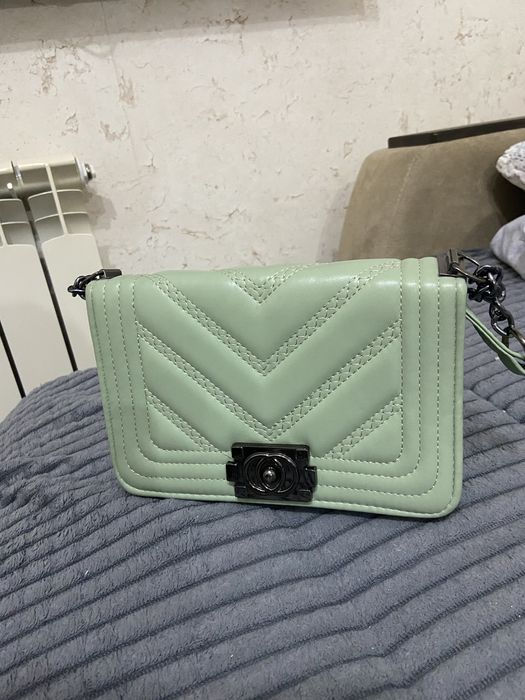 маленькая сумка-кроссбоди в стиле Chanel