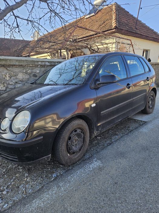 Wolkswagen polo 1.2 benzina an 2003 , 200000 km. 850 €.