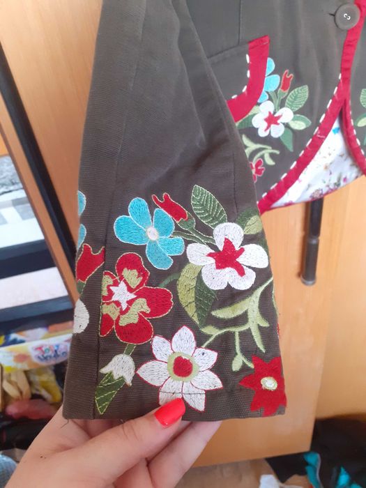 дамско сако с бродерия