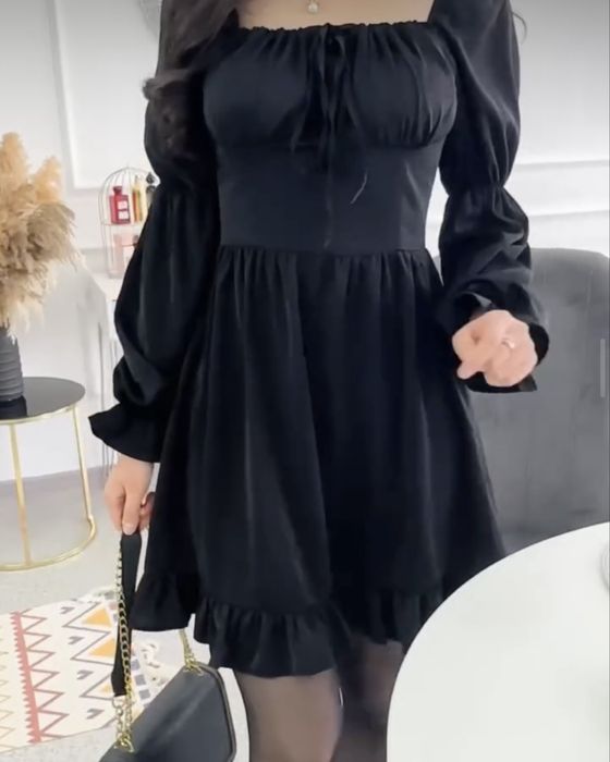 Короткое чёрное платье