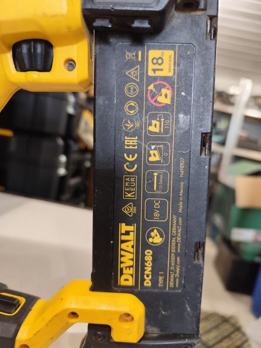 Акумулаторен пистолет за пирони игли Девалт DeWALT 18V комплект