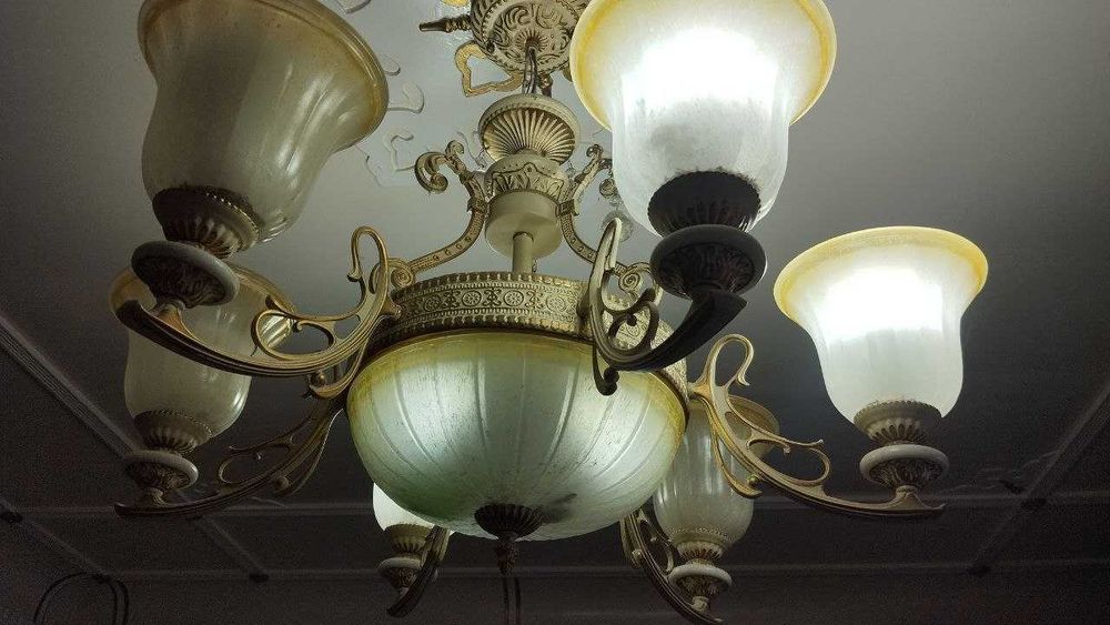 продам 2 одинаковых люстра 9 ламп