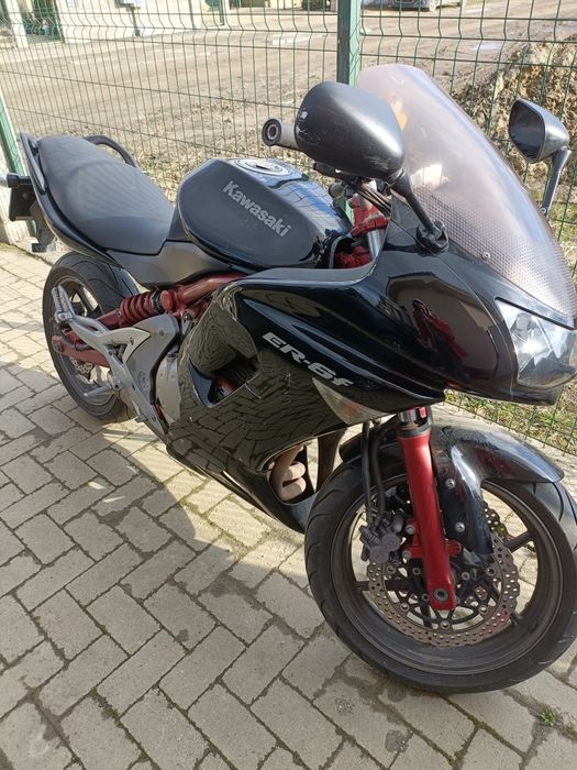 Kawasaki ER6F 650 2006 – lovită dreapta – pornește
