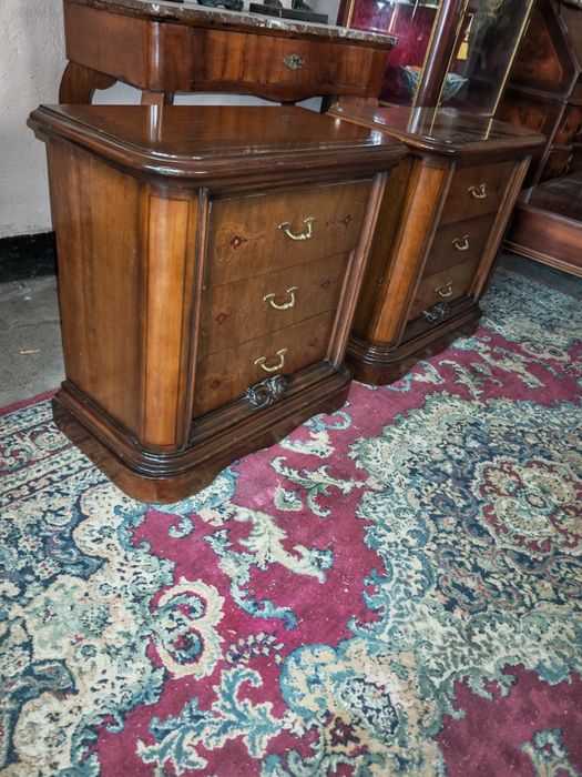 Масивни нощни шкафчета