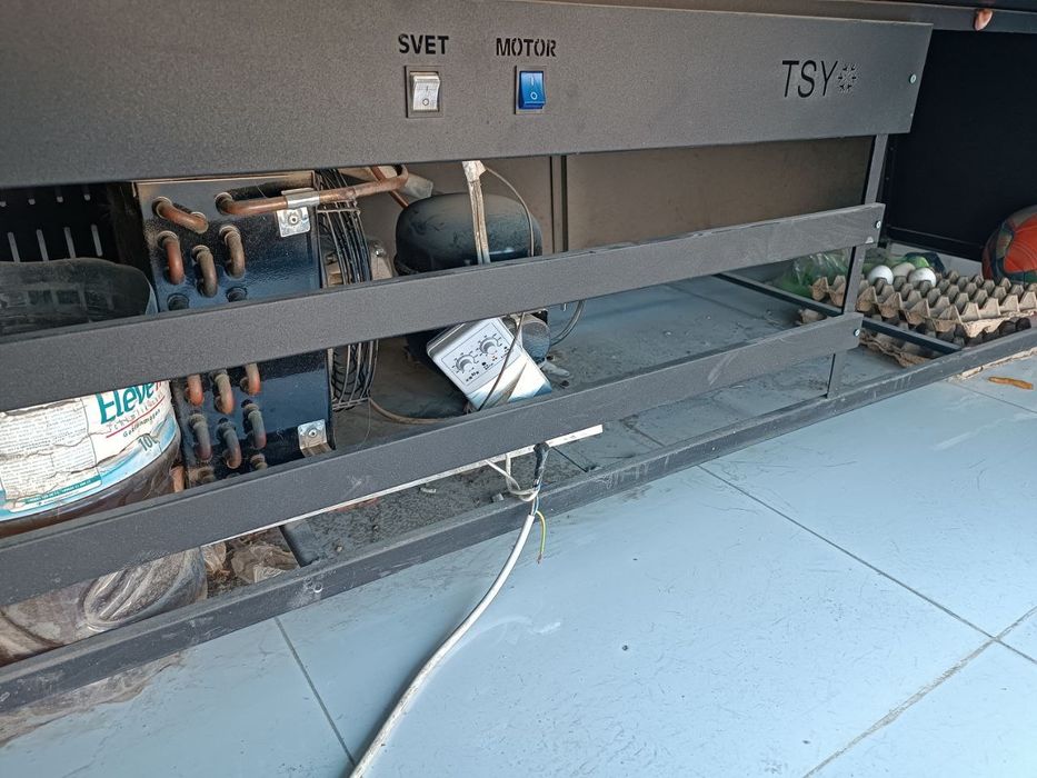 Vitrinali kolbasa xolodilnik