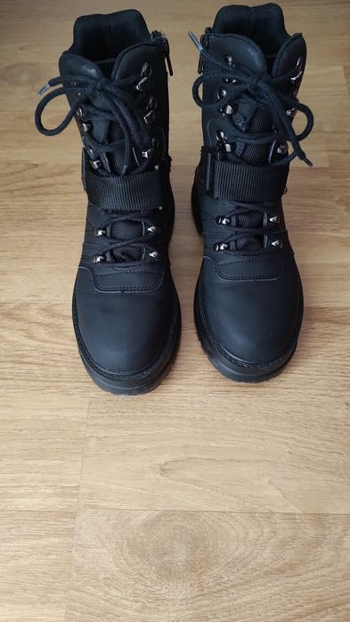 Ghete bocanci negri cu siret si fermoar