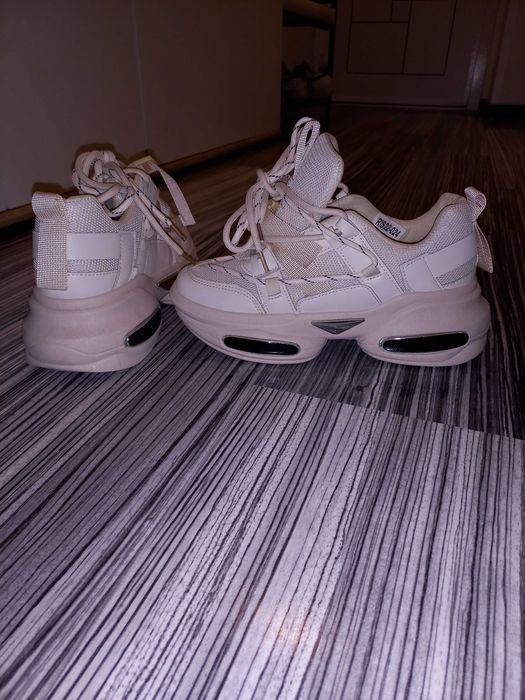 Маратонки обути по един два пъти